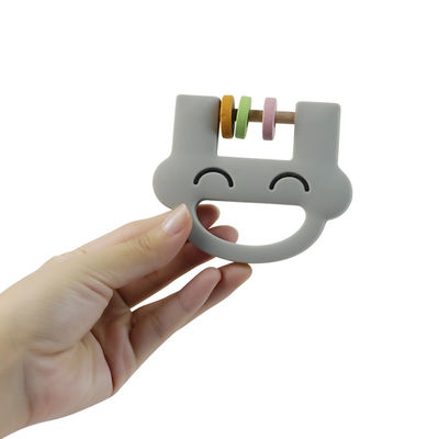 O chocalho bonito Teether do silicone dos brinquedos das crianças do silicone da cara do sorriso com personaliza o ODM do OEM do logotipo