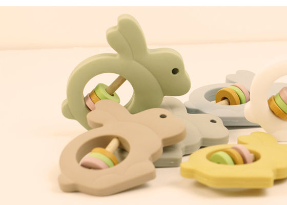 Os brinquedos amigáveis do bebê do silicone de Eco chocalham a forma do coelho para a criança