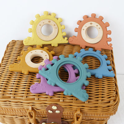Punho de madeira dos brinquedos das multi crianças do silicone da cor para o infante