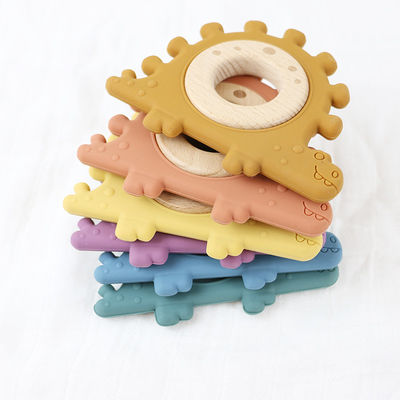 Punho de madeira dos brinquedos das multi crianças do silicone da cor para o infante