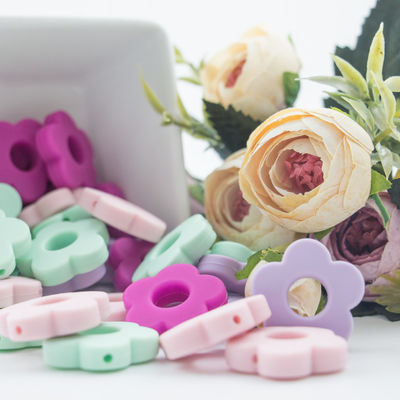 Silicone dos furos da flor que sai os dentes o grânulo 4.5cm para a colar da mastigação do grampo da chupeta de DIY