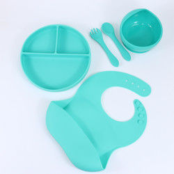 Conjunto de jantar de silicone de cor PANTONE personalizado 5 Pcs Conjunto de sucção de silicone de desmame de qualidade alimentar Material OEM ODM