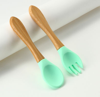 Forquilhas do silicone e colheres feitas sob encomenda, comida para bebê do silicone ajustado para a criança que desmama o treinamento