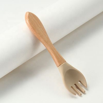 Produto as forquilhas e as colheres do silicone resistentes ao calor com punho de madeira