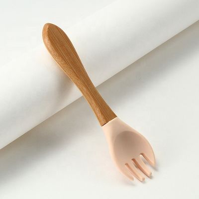 Produto as forquilhas e as colheres do silicone resistentes ao calor com punho de madeira