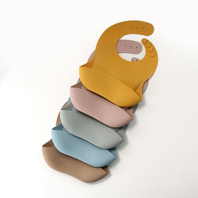 Babador personalizado macio confortável do silicone impermeável para comer bebendo do bebê