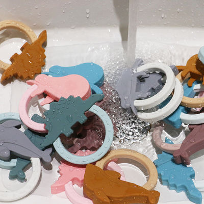 Bebê colorido Teether do silicone com forma animal do pinguim dos desenhos animados