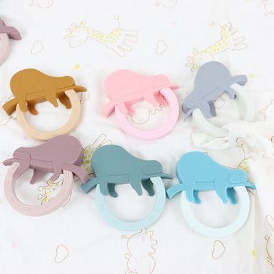 Bebê colorido Teether do silicone com forma animal do pinguim dos desenhos animados