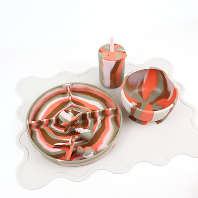 O inclinação colore utensílios de mesa do silicone ajustou deslizamento livre de BPA o anti para o infante do bebê