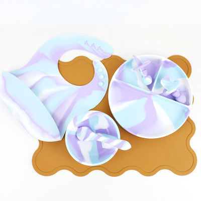 O inclinação colore utensílios de mesa do silicone ajustou deslizamento livre de BPA o anti para o infante do bebê