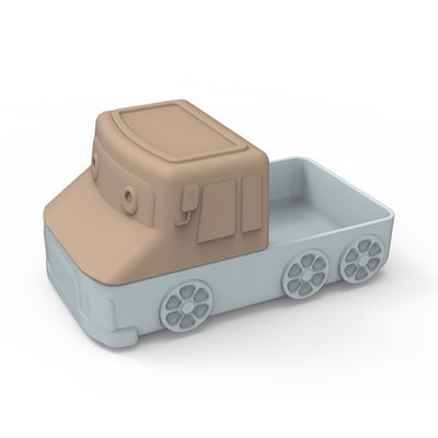O carro bonito da placa da sução do silicone dos desenhos animados dá forma para o bebê que come o alimento