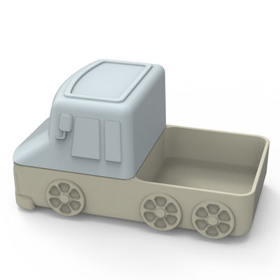 O carro bonito da placa da sução do silicone dos desenhos animados dá forma para o bebê que come o alimento