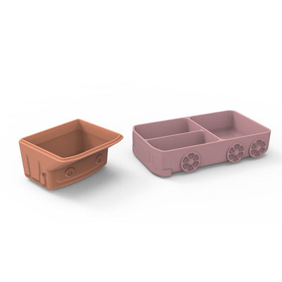 O carro bonito da placa da sução do silicone dos desenhos animados dá forma para o bebê que come o alimento