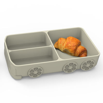 O carro bonito da placa da sução do silicone dos desenhos animados dá forma para o bebê que come o alimento