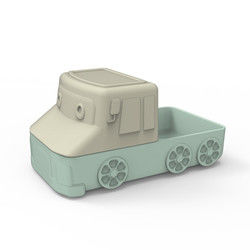 O carro bonito da placa da sução do silicone dos desenhos animados dá forma para o bebê que come o alimento