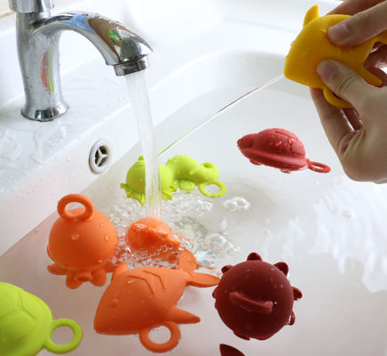O silicone de borracha do bebê das cores brilhantes brinca BPA livre para a flutuação da água do bebê