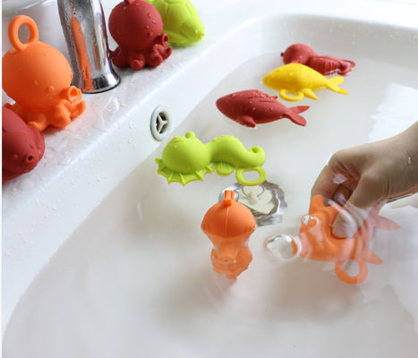O silicone de borracha do bebê das cores brilhantes brinca BPA livre para a flutuação da água do bebê