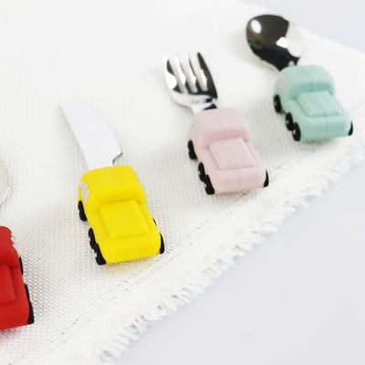 Colher de aço inoxidável do bebê da criança com o punho do silicone da forma do carro
