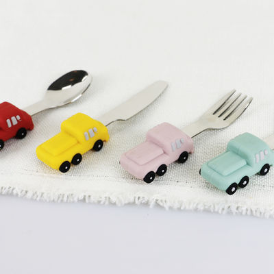 Colher de aço inoxidável do bebê da criança com o punho do silicone da forma do carro