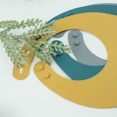 Babador de alimentação BPA do bebê do silicone da criança delicado livre com coletor do alimento