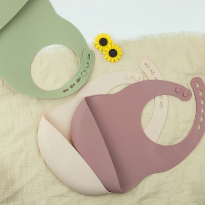 Babador de alimentação BPA do bebê do silicone da criança delicado livre com coletor do alimento