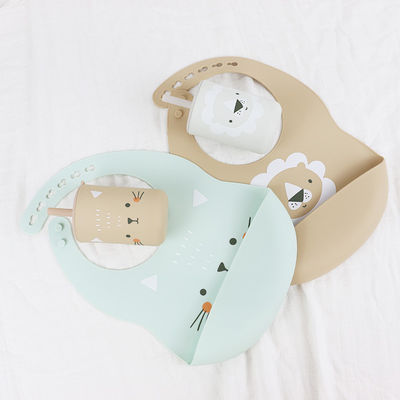 Impermeável e fácil de limpar silicone bebê bib para 0-4 anos de idade animal padrão impresso silicone alimentação bib