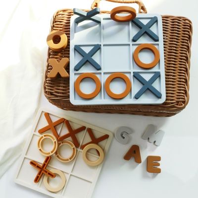 MOQ 50 Sets Silicone XO Tic Tac Toe Puzzle Logotipo personalizável Cores BPA Gratuito Certificado CE Brinquedos de silicone