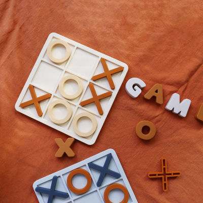 MOQ 50 Sets Silicone XO Tic Tac Toe Puzzle Logotipo personalizável Cores BPA Gratuito Certificado CE Brinquedos de silicone