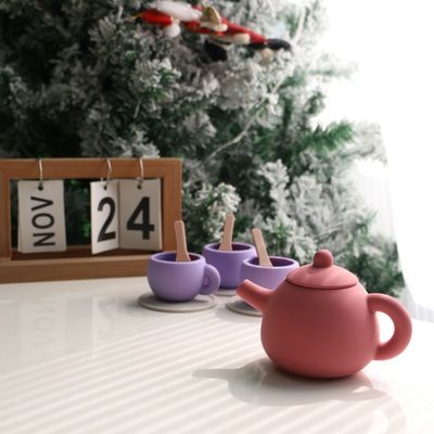 Últimos brinquedos para crianças BPA Grade de alimentos 17pcs gratuito Conjunto de brinquedos de xícaras de silicone