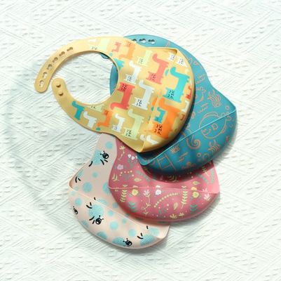 OEM fácil de limpar silicone bebê bib Para 0-4 anos de idade bebê de alimentação impressão silicone bib taça