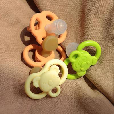 Varejo de diferentes cores disponíveis em estoque entrega rápida bebê livre de BPA Dentamento calmante criança suave silicone chupeta