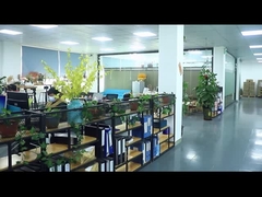 O carro bonito da placa da sução do silicone dos desenhos animados dá forma para o bebê que come o alimento